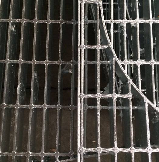 Walkway steel grating panel