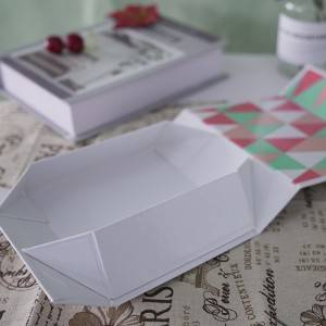 Folded magnetic gift box