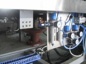 Automatic carbonated beverage filling machine