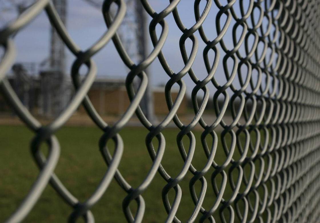 Durable Silvery Razor Barbed Wire Chain Link Fencing High Security 9 Gauge