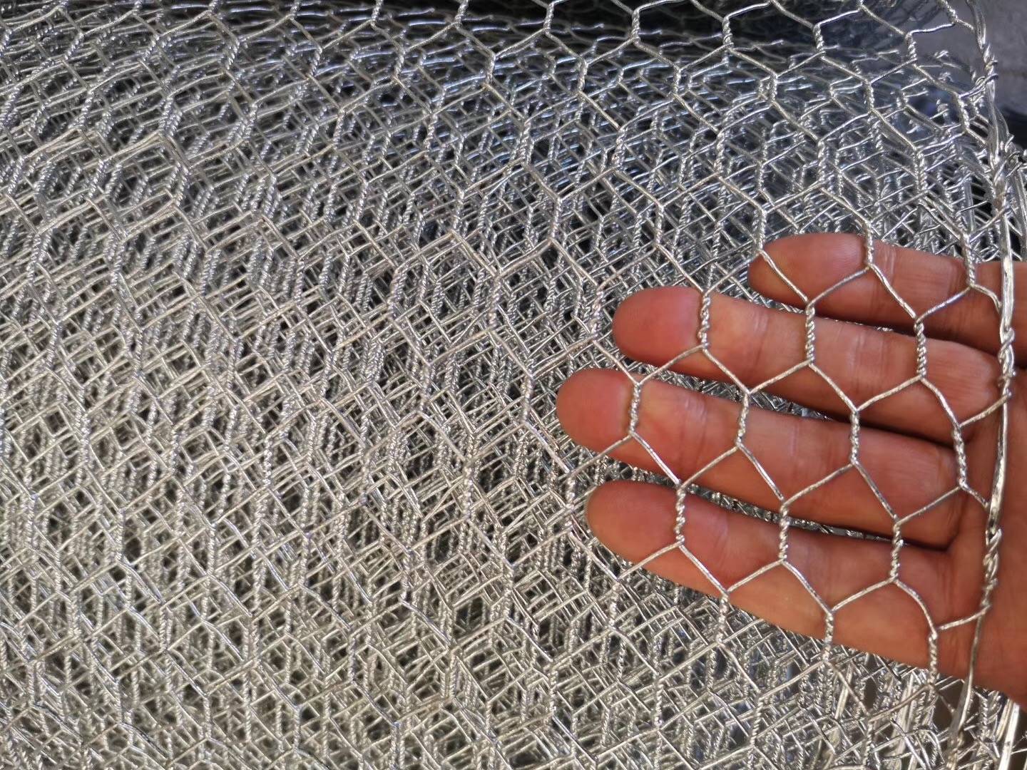 1.6 mm Hex Wire Mesh for ceiling of bumper cars , 350g/m2 double twist wire