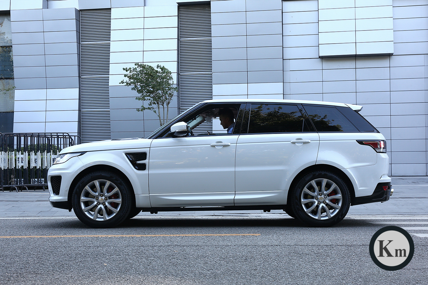 Automobile refitting for Land Rover Range Rover Modified to SVR14- 17and replacement parts High-quality and beautiful decoration
