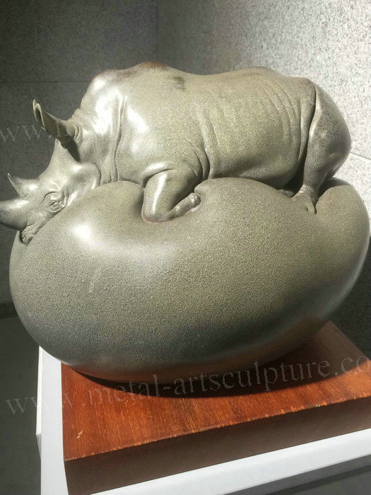 Rhinoceros Shaped Fiberglass Animal Sculptures Size Customized For Indoor Decor