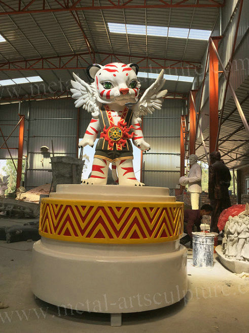 Customized Fiberglass Animal Sculptures Tiger Shape For Square Decoration