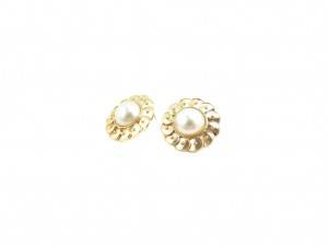 Round ear studs with pearl