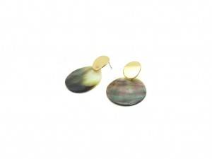 Round ear studs with shell