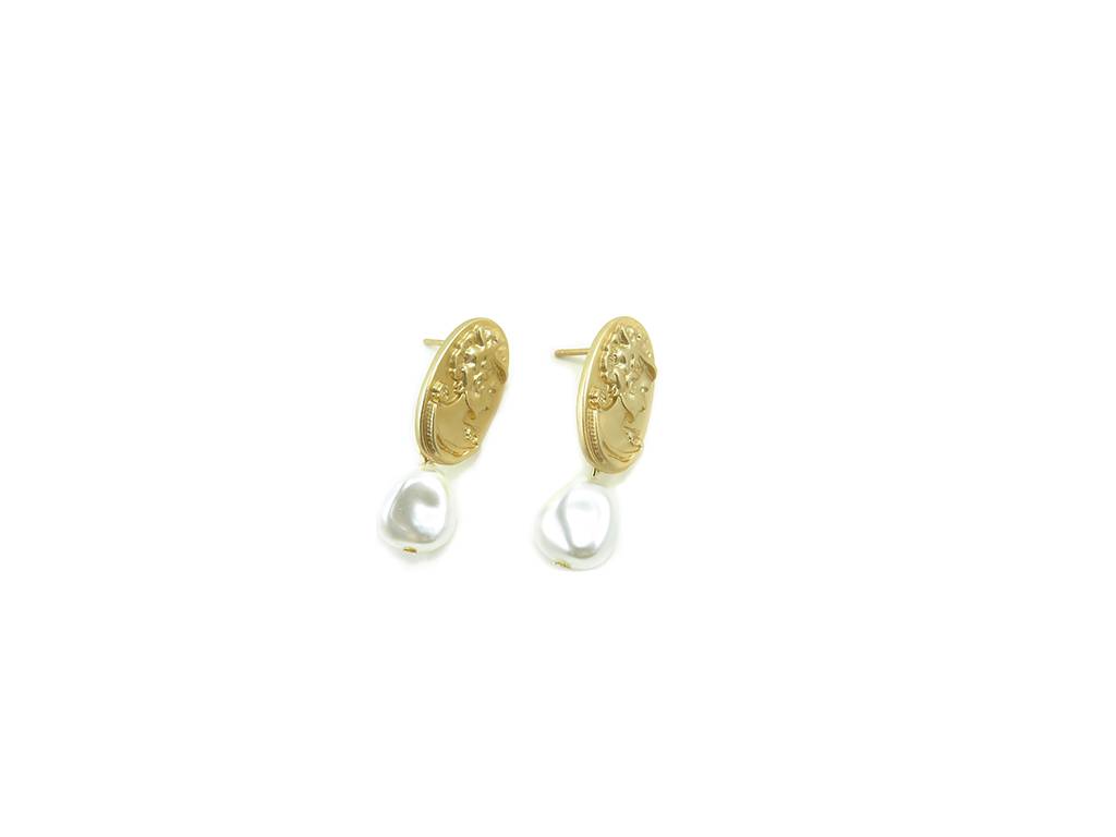 Drop oval pierced earring with pearls