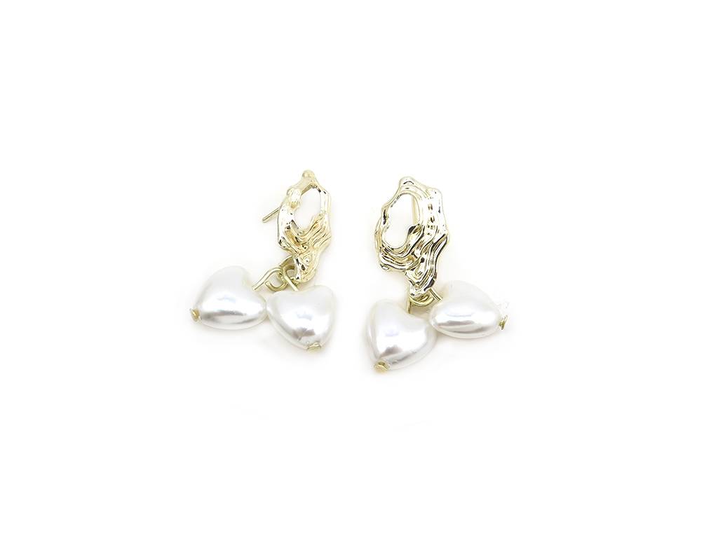 Drop irregular pierced earrings with heart shape pearls