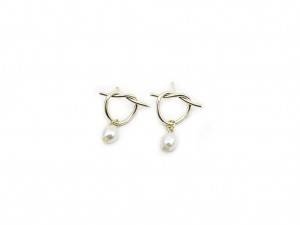 Drop pierced earrings with pearls