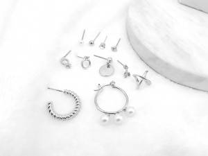 Silver ring opening geometry earring