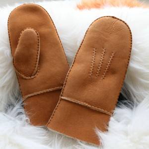 Handmade sheep shearling mittens with three points