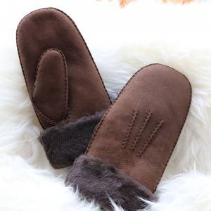 Handmade sheep shearling mittens with three points