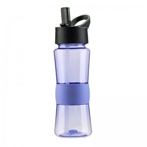 Customized 100% BPA free 700ml tritan water bottle with straw and silicone sleeve