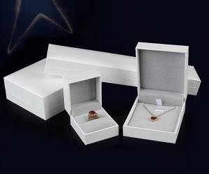 Customized leather color with exquisite paper bag gift jewelry box set