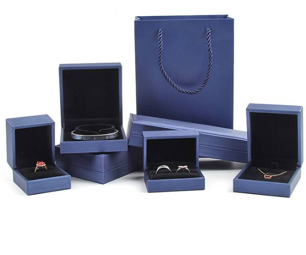 Customized leather color with exquisite paper bag gift jewelry box set Featured Image