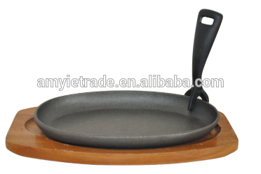 cast iron sizzler with wooden base, cast iron frying plate, cast iron skillet with wooden tray with lifting handle