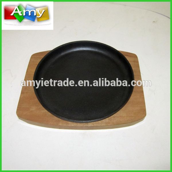 cast iron skillet with wooden tray