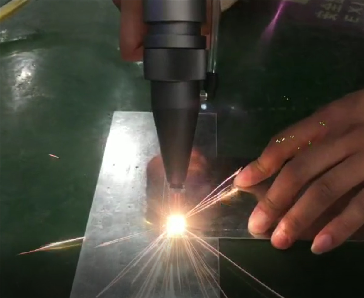 Hand-holden laser welding holle hânmjittich operaasje en deistich ûnderhâld