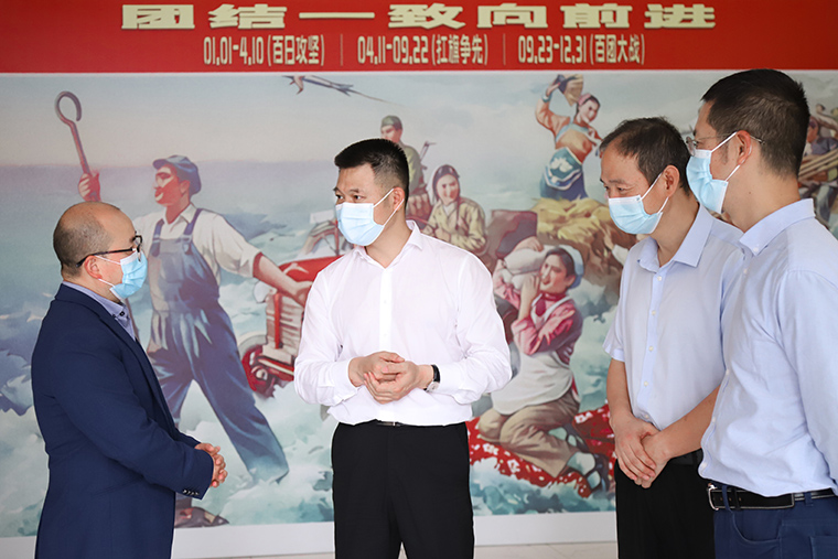 Burgemeester Xing van de MU-groep doet onderzoek naar het Yiwu Operation Center van de MU-groep