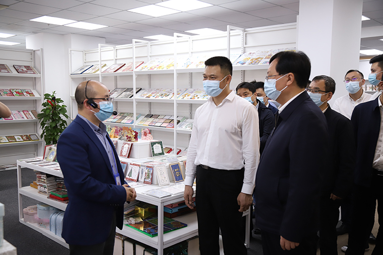 Burgemeester Xing van de MU-groep doet onderzoek naar het Yiwu Operation Center van de MU-groep