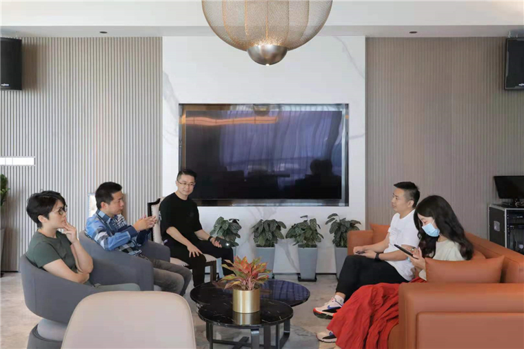 O Sr Ye Guofu, fundador de MINISO visita a nosa empresa