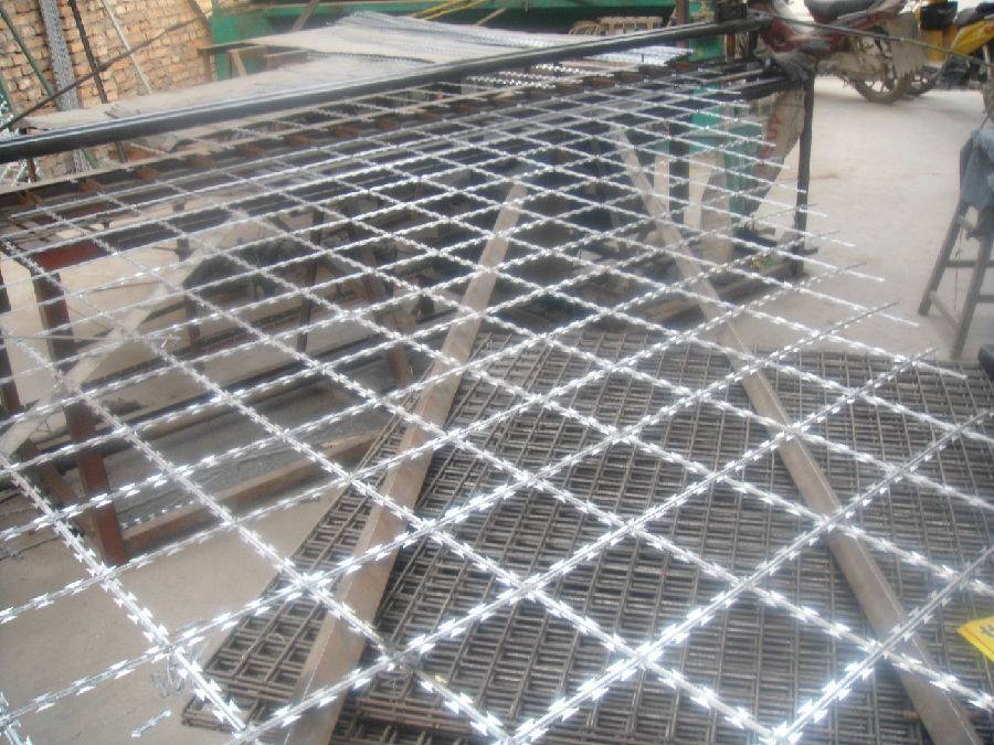 Concertina Stainless Steel Razor Wire / Welded Wire Fabric For Frontier
