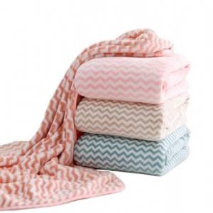 wholesale stock fashion stripe design microfiber coral fleece striped bath towel beach towel