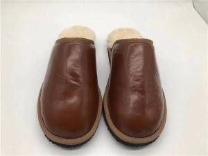 Elaborately designed and comfortable autumn and winter sheepskin indoor slippers for men